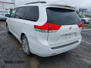 2013 Toyota Sienna LE z VIN 5TDJK3DC9DS055134, wystawiony jako IAAI lot #42255532 z przebiegiem 156 381 mil mil oraz . Historia ofert i sprzedaży dostępna na DreamBid. Obrazek 3.