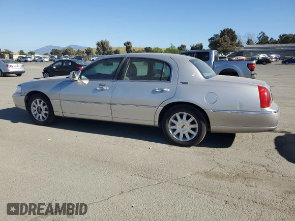 2006 Lincoln Town Car Signature Limited z VIN 1LNHM82W66Y650111, wystawiony jako Copart lot #56553695 z przebiegiem 184 625 mil mil oraz Czysty tytuł • Clean title. Historia ofert i sprzedaży dostępna na DreamBid. Obrazek 2.