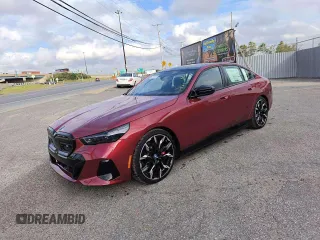 2024 BMW i5 M60 z VIN WBY43FK05RCR29359, wystawiony jako Copart lot #77178394 z przebiegiem 45 mil mil oraz Szkody całkowita. Historia ofert i sprzedaży dostępna na DreamBid. Obrazek 1.