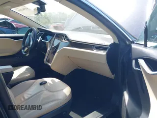 2013 Tesla Model S z VIN 5YJSA1CN5DFP20579, wystawiony jako IAAI lot #41983339 z przebiegiem 80 118 mil mil oraz . Historia ofert i sprzedaży dostępna na DreamBid. Obrazek 5.