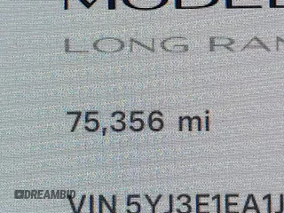 2018 Tesla Model 3 Long Range Battery z VIN 5YJ3E1EA1JF053895, wystawiony jako IAAI lot #42182178 z przebiegiem 75 356 mil mil oraz . Historia ofert i sprzedaży dostępna na DreamBid. Obrazek 16.