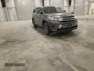 2018 Toyota Highlander SE z VIN 5TDJZRFH8JS528329, wystawiony jako Copart lot #56682465 z przebiegiem 131 082 mil mil oraz Szkoda całkowita • Salvage title. Historia ofert i sprzedaży dostępna na DreamBid. Obrazek 14.