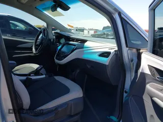 2017 Chevrolet Bolt EV LT z VIN 1G1FW6S08H4185243, wystawiony jako IAAI lot #42184763 z przebiegiem 78 347 mil mil oraz . Historia ofert i sprzedaży dostępna na DreamBid. Obrazek 5.