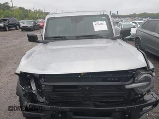 2021 Ford Bronco z VIN 1FMEE5DP7MLA78805, wystawiony jako IAAI lot #42363222 z przebiegiem 57 510 mil mil oraz . Historia ofert i sprzedaży dostępna na DreamBid. Obrazek 12.