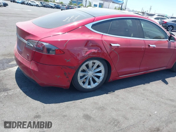 2017 Tesla Model S 60 z VIN 5YJSA1E18HF178698, wystawiony jako IAAI lot #42627397 z przebiegiem 87 301 mil mil oraz . Historia ofert i sprzedaży dostępna na DreamBid. Obrazek 6.