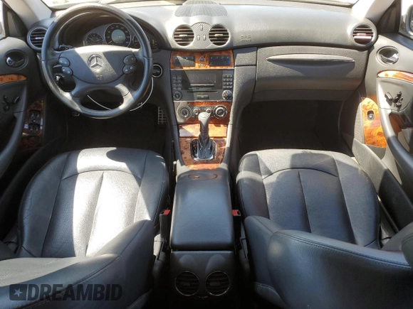 2005 Mercedes-Benz CLK 320 z VIN WDBTJ65J95F129288, wystawiony jako Copart lot #52433525 z przebiegiem 133 344 mil mil oraz Szkoda całkowita • Salvage title. Historia ofert i sprzedaży dostępna na DreamBid. Obrazek 8.