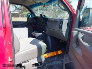 2004 Chevrolet Express Cargo Van with VIN 1GCHG35U441202707, listed as a IAAI auction lot 41685904 with 257,847 mi miles. Bid and sale history available at carsss.com. Image 5.