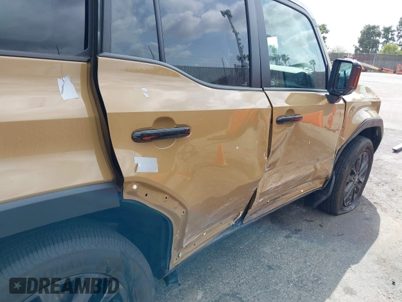 2025 Toyota Land Cruiser 1958 Edition z VIN JTEABFAJ8SK024963, wystawiony jako IAAI lot #41913954 z przebiegiem 3272 mil mil oraz . Historia ofert i sprzedaży dostępna na DreamBid. Obrazek 17.