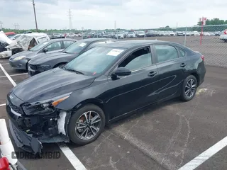 2024 Kia Forte LXS z VIN 3KPF24AD5RE704650, wystawiony jako IAAI lot #42288244 z przebiegiem 26 077 mil mil oraz . Historia ofert i sprzedaży dostępna na DreamBid. Obrazek 2.