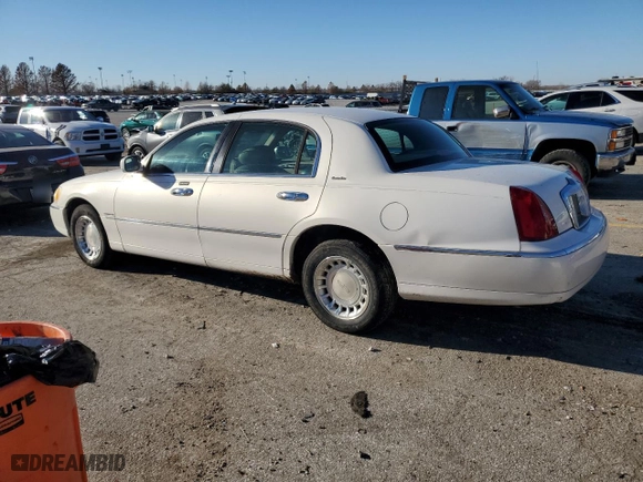 2000 Lincoln Town Car Executive with VIN 1LNHM81W3YY887532, listed as a Copart auction lot 83570574 with 164,105 mi miles and Salvage Title. Bid and sale history available at carsss.com. Image 2.
