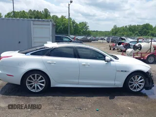 2016 Jaguar XJ R-Sport z VIN SAJWJ1CD6G8V95512, wystawiony jako IAAI lot #42428982 z przebiegiem 128 668 mil mil oraz . Historia ofert i sprzedaży dostępna na DreamBid. Obrazek 14.
