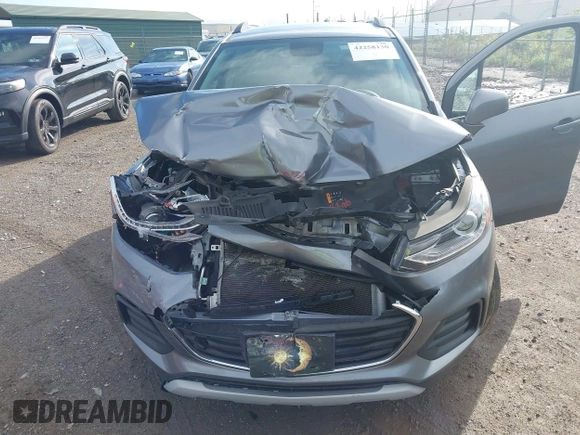 2020 Chevrolet Trax LT z VIN 3GNCJPSB7LL323025, wystawiony jako IAAI lot #42258130 z przebiegiem 55 635 mil mil oraz . Historia ofert i sprzedaży dostępna na DreamBid. Obrazek 6.