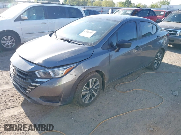 2024 Nissan Versa S z VIN 3N1CN8DV2RL910111, wystawiony jako IAAI lot #42028037 z przebiegiem 12 848 mil mil oraz . Historia ofert i sprzedaży dostępna na DreamBid. Obrazek 2.