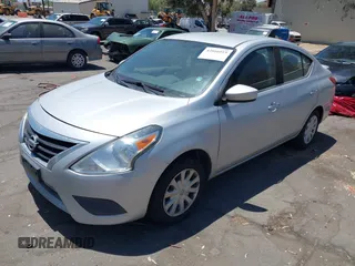 2016 Nissan Versa SV z VIN 3N1CN7AP1GL877776, wystawiony jako IAAI lot #42866019 z przebiegiem 165 678 mil mil oraz . Historia ofert i sprzedaży dostępna na DreamBid. Obrazek 2.