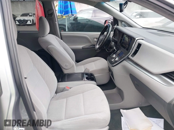 2017 Toyota Sienna LE Auto Access Seat z VIN 5TDKZ3DC9HS841120, wystawiony jako IAAI lot #42755500 z przebiegiem 65 952 mil mil oraz . Historia ofert i sprzedaży dostępna na DreamBid. Obrazek 5.