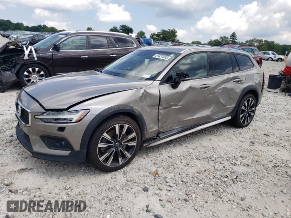 2020 Volvo V60 z VIN YV4102WK8L1036653, wystawiony jako Copart lot #61437033 z przebiegiem 35 446 mil mil oraz . Historia ofert i sprzedaży dostępna na DreamBid. Obrazek 1.