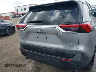 2022 Toyota RAV4 XLE z VIN 2T3P1RFV2NC316877, wystawiony jako IAAI lot #41981282 z przebiegiem 42 955 mil mil oraz . Historia ofert i sprzedaży dostępna na DreamBid. Obrazek 17.