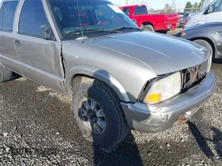 2004 GMC Sonoma SLS with VIN 1GTDT13X94K114290, listed as a IAAI auction lot 41361441 with 1 mi miles. Bid and sale history available at carsss.com. Image 6.