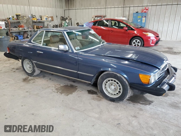 1983 Mercedes-Benz 380 SL z VIN WDBBA45A0DB019574, wystawiony jako Copart lot #73357504 z przebiegiem 56 150 mil mil oraz Czysty tytuł • Clean title. Historia ofert i sprzedaży dostępna na DreamBid. Obrazek 4.