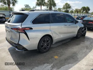 2022 Toyota Sienna XSE with VIN 5TDXRKEC9NS133380, listed as a Copart auction lot 43124635 with 31,600 mi miles and Non repairable. Bid and sale history available at DreamBid. Image 3.