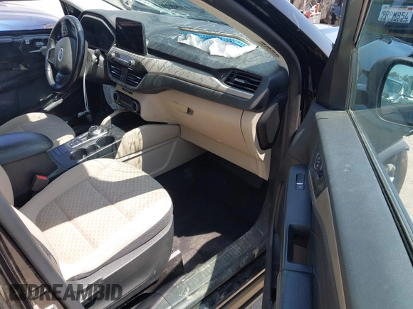 2022 Ford Escape SE z VIN 1FMCU9G68NUA10450, wystawiony jako IAAI lot #42481873 z przebiegiem 60 661 mil mil oraz . Historia ofert i sprzedaży dostępna na DreamBid. Obrazek 5.