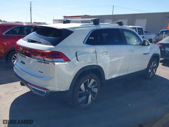 2024 Volkswagen Atlas Cross Sport 3.6L V6 SEL with VIN 1V2BE2CA1RC232515, listed as a IAAI auction lot 40441892 with 3,641 mi miles. Bid and sale history available at carsss.com. Image 4.