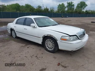 2003 Lincoln Town Car Executive z VIN 1LNHM81W43Y676882, wystawiony jako IAAI lot #42359699 z przebiegiem 141 374 mil mil oraz . Historia ofert i sprzedaży dostępna na DreamBid. Obrazek 1.