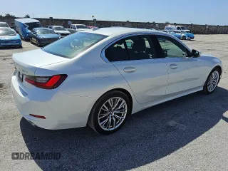 2024 BMW 3 Series 330i z VIN 3MW69FF00R8E77716, wystawiony jako Copart lot #56604565 z przebiegiem 21 632 mil mil oraz Czysty tytuł • Clean title. Historia ofert i sprzedaży dostępna na DreamBid. Obrazek 3.