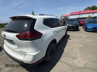 2020 Nissan Rogue SV z VIN 5N1AT2MV3LC757373, wystawiony jako Copart lot #61394125 z przebiegiem 122 837 mil mil oraz Czysty tytuł • Clean title. Historia ofert i sprzedaży dostępna na DreamBid. Obrazek 4.