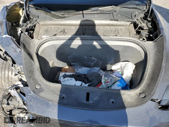 2022 Tesla Model Y Performance z VIN 7SAYGDEF1NF405329, wystawiony jako Copart lot #57249195 z przebiegiem 62 423 mil mil oraz Szkoda całkowita • Salvage title. Historia ofert i sprzedaży dostępna na DreamBid. Obrazek 12.