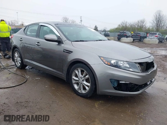 2013 Kia Optima EX z VIN 5XXGN4A72DG166687, wystawiony jako IAAI lot #41967631 z przebiegiem 202 712 mil mil oraz . Historia ofert i sprzedaży dostępna na DreamBid. Obrazek 1.