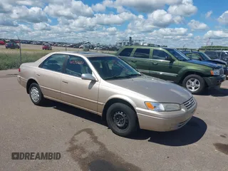 1999 Toyota Camry LE z VIN JT2BG22K6X0373979, wystawiony jako IAAI lot #42758721 z przebiegiem 214 376 mil mil oraz . Historia ofert i sprzedaży dostępna na DreamBid. Obrazek 1.