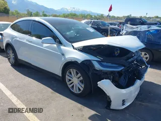 2016 Tesla Model X P90D z VIN 5YJXCAE40GF014533, wystawiony jako IAAI lot #42127096 z przebiegiem 77 281 mil mil oraz . Historia ofert i sprzedaży dostępna na DreamBid. Obrazek 1.