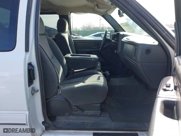 2005 Chevrolet Silverado 1500 Work Truck with VIN 1GCEC19X15Z116832, listed as a IAAI auction lot 41844122 with 231,130 mi miles. Bid and sale history available at carsss.com. Image 5.