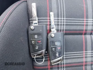 2017 Volkswagen GTI S z VIN 3VW4T7AU7HM068899, wystawiony jako IAAI lot #42194733 z przebiegiem 67 396 mil mil oraz . Historia ofert i sprzedaży dostępna na DreamBid. Obrazek 11.