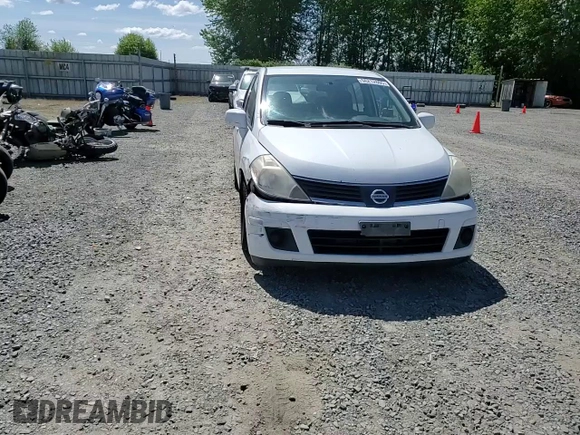 2007 Nissan Versa SL z VIN 3N1BC13E07L387968, wystawiony jako Copart lot #56212805 z przebiegiem 223 651 mil mil oraz Szkoda całkowita • Salvage title. Historia ofert i sprzedaży dostępna na DreamBid. Obrazek 14.