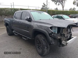 2023 Toyota Tacoma SR5 z VIN 3TMDZ5BN4PM148379, wystawiony jako IAAI lot #41547628 z przebiegiem 30 001 mil mil oraz . Historia ofert i sprzedaży dostępna na DreamBid. Obrazek 1.