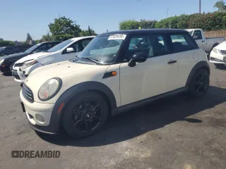 2009 MINI Hardtop z VIN WMWMF33549TW79210, wystawiony jako Copart lot #57628935 z przebiegiem 168 022 mil mil oraz Tytuł czysty. Historia ofert i sprzedaży dostępna na DreamBid. Obrazek 1.