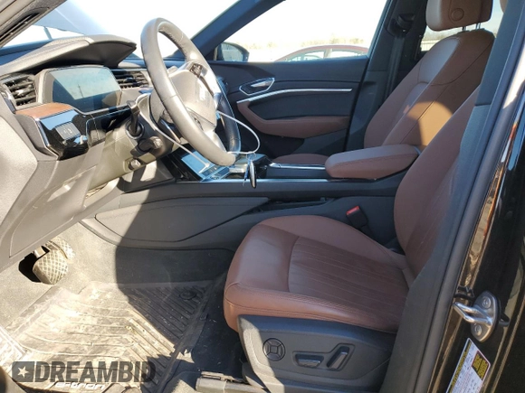 2022 Audi e-tron Premium z VIN WA1AAAGE3NB030477, wystawiony jako Copart lot #45118825 z przebiegiem 59 393 mil mil oraz Szkody całkowita. Historia ofert i sprzedaży dostępna na DreamBid. Obrazek 7.