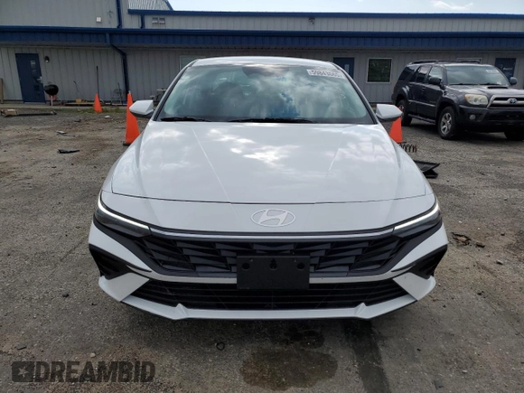 2025 Hyundai Elantra SE with VIN KMHLL4DG8SU983391, listed as a Copart auction lot 59843665 with 577 mi miles and Salvage title. Bid and sale history available at DreamBid. Image 5.