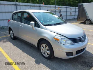 2007 Nissan Versa S z VIN 3N1BC13E37L449721, wystawiony jako IAAI lot #42503164 z przebiegiem 89 537 mil mil oraz . Historia ofert i sprzedaży dostępna na DreamBid. Obrazek 1.