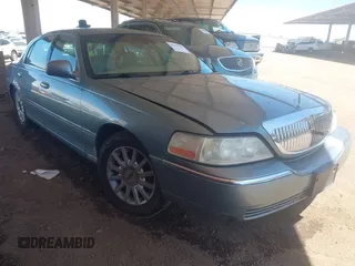 2006 Lincoln Town Car Signature z VIN 1LNHM81V36Y620928, wystawiony jako IAAI lot #42175750 z przebiegiem 291 617 mil mil oraz . Historia ofert i sprzedaży dostępna na DreamBid. Obrazek 1.