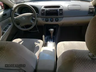 2004 Toyota Camry LE z VIN 4T1BE32K94U284667, wystawiony jako Copart lot #56184025 z przebiegiem 198 929 mil mil oraz Szkoda całkowita • Salvage title. Historia ofert i sprzedaży dostępna na DreamBid. Obrazek 8.