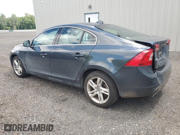 2014 Volvo S60 T5 z VIN YV1612FS6E1287285, wystawiony jako Copart lot #56614785 z przebiegiem 104 637 mil mil oraz Szkody całkowita. Historia ofert i sprzedaży dostępna na DreamBid. Obrazek 2.