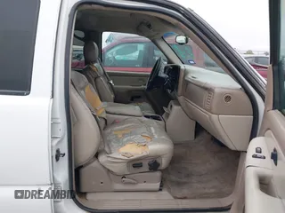 2002 Chevrolet Tahoe Z71 with VIN 1GNEK13Z22R303223, listed as a IAAI auction lot 41527148 with 211,835 mi miles. Bid and sale history available at carsss.com. Image 5.