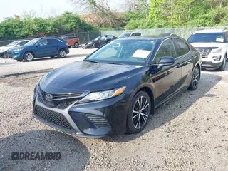 2020 Toyota Camry SE z VIN 4T1G11AK7LU970275, wystawiony jako IAAI lot #42149780 z przebiegiem 67 969 mil mil oraz . Historia ofert i sprzedaży dostępna na DreamBid. Obrazek 2.