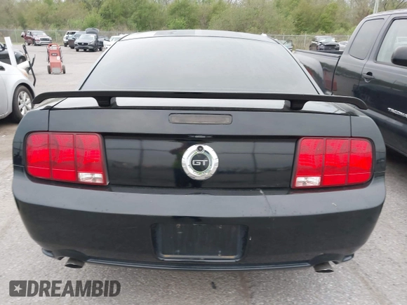 2006 Ford Mustang GT Deluxe z VIN 1ZVFT82H565101630, wystawiony jako IAAI lot #41883915 z przebiegiem 172 404 mil mil oraz . Historia ofert i sprzedaży dostępna na DreamBid. Obrazek 16.