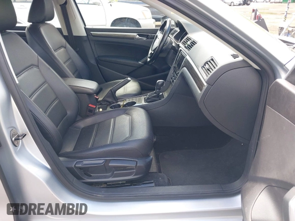 2018 Volkswagen Passat SE z VIN 1VWBA7A38JC004818, wystawiony jako IAAI lot #42205205 z przebiegiem 105 559 mil mil oraz . Historia ofert i sprzedaży dostępna na DreamBid. Obrazek 5.