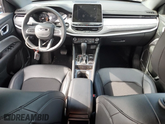 2025 Jeep Compass Latitude с VIN 3C4NJDBN1ST547206, выставлен на аукционе Copart как лот 55503235 с пробегом 5 454 миль миль и Чистый • Clean title. История ставок и продаж доступна на DreamBid. Изображение 8.