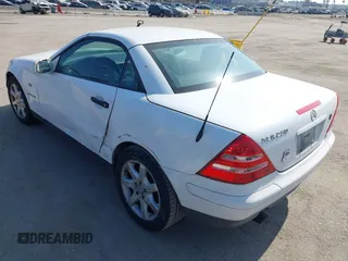 1999 Mercedes-Benz SLK 230/320 z VIN WDBKK47F7XF126995, wystawiony jako IAAI lot #42453023 z przebiegiem 215 676 mil mil oraz . Historia ofert i sprzedaży dostępna na DreamBid. Obrazek 3.